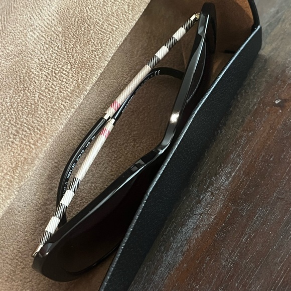 Burberry Sunglasses - Excellent Condition - Picture 16 of 16
